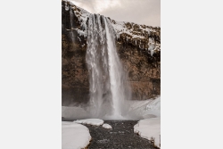 Eisiger Wasserfall auf Island