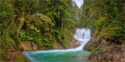 Panoramabild Wasserfall im Wald