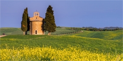Panoramabild  Toskana Kapelle im Frühling mit Rapsfeld