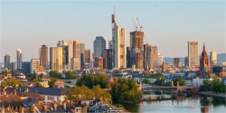 Panoramabild Frankfurt die Skyline im Sonnenaufgang