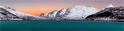 Panoramabild winterlicher Polartag am Fjord Norwegen