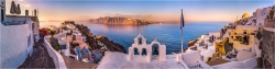Panoramabild in den Gassen von Oia Santorini