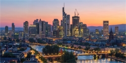 Panoramabild Frankfurt die Skyline im Sonnenuntergang