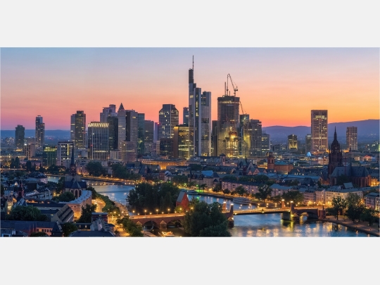 Panoramabild Frankfurt die Skyline im Sonnenuntergang
