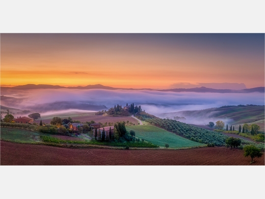 Panoramabild  Morgennebel in der Toskana