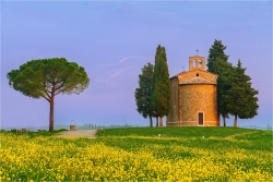 Wanddeko  Frühling an der Kapelle Toskana Italien