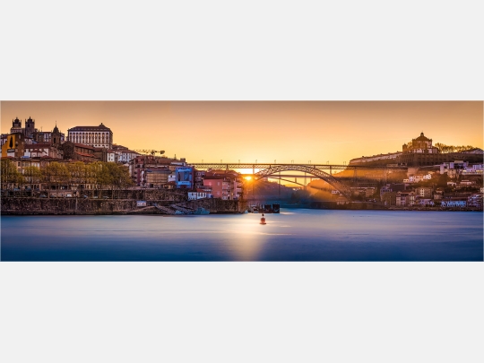 Panoramafoto Porto Portugal morgens am Douro Fluss