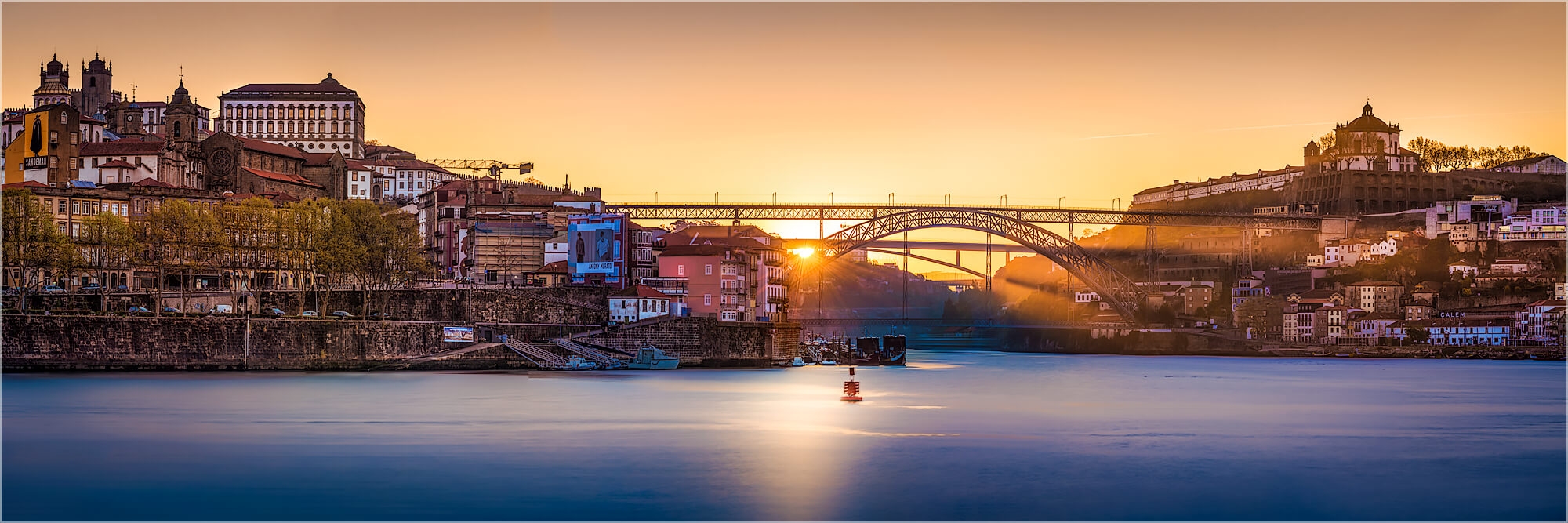 Panoramafoto Porto Portugal morgens am Douro Fluss