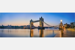 Panoramabild morgens an der Tower Bridge London