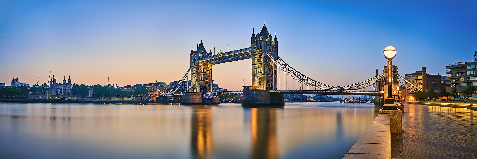 Panoramabild morgens an der Tower Bridge London