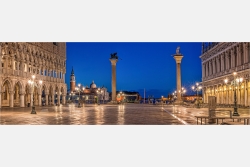 Panoramabild abends auf San Marco Venedig Italien