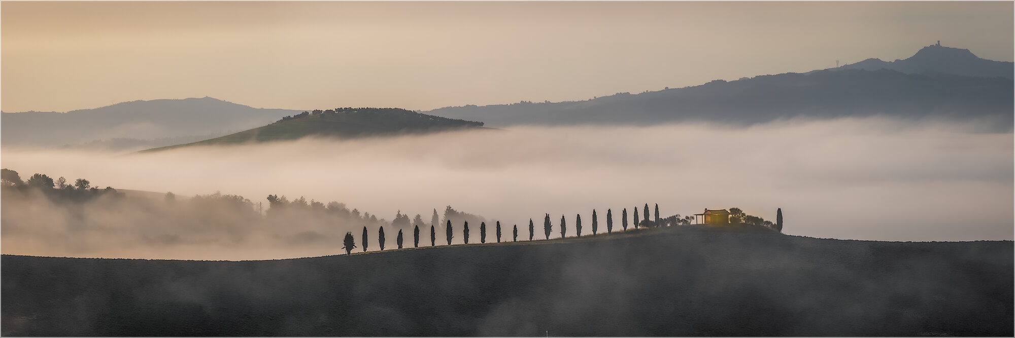Panoramabild Toskana einsames Gehöft im Morgendunst