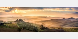 Panoramafoto goldener Frühnebel in der Toskana
