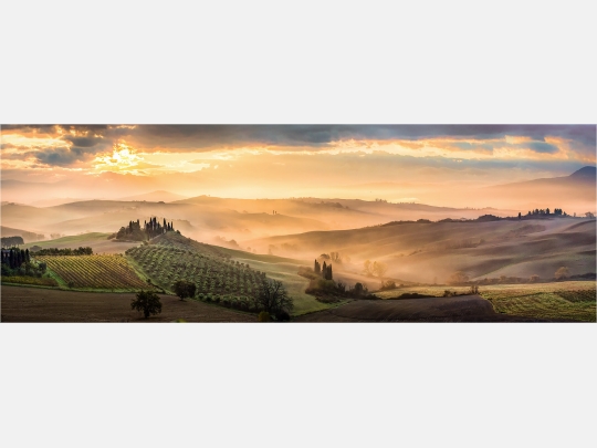 Panoramafoto goldener Frühnebel in der Toskana