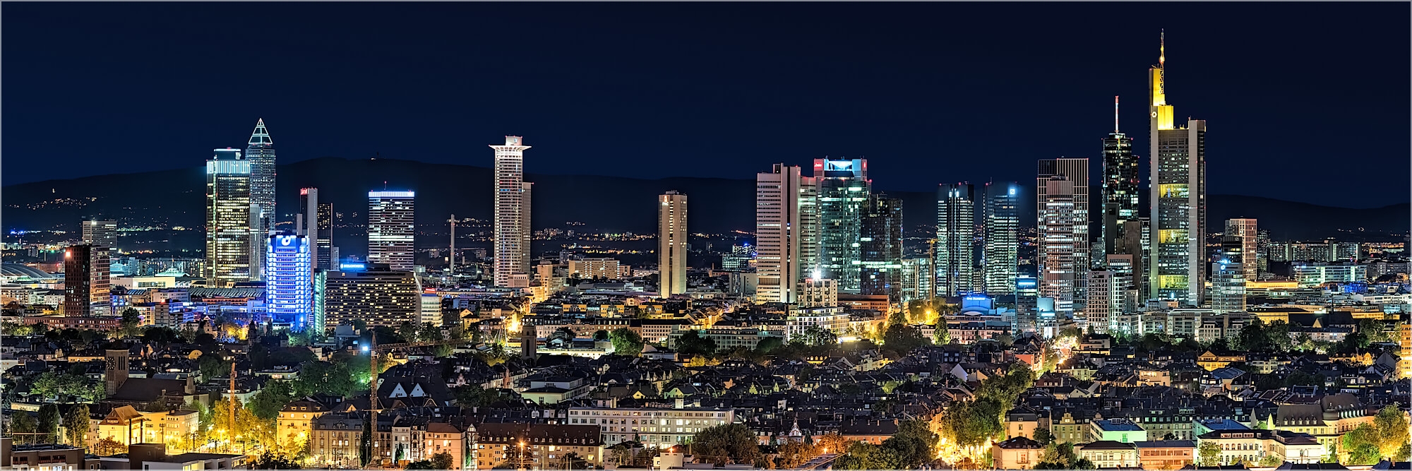 Panoramabild nächtliche Skyline von Frankfurt/Main