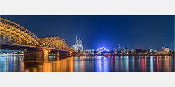 Panoramabild nächtliches Köln Hohenzollernbrücke und Dom