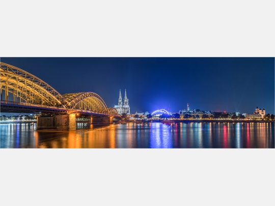Panoramabild nächtliches Köln Hohenzollernbrücke und Dom