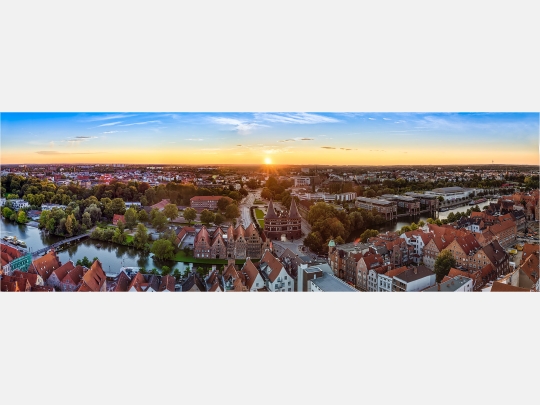 Panoramafoto Lübeck im Sonnenuntergang
