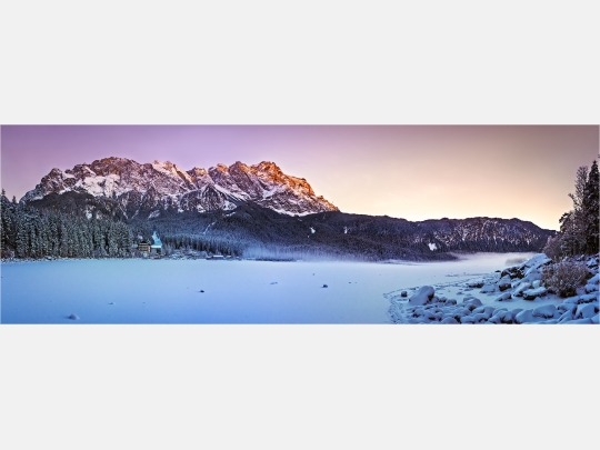 Panoramabild winterliches Zugspitz Masiv mit Eibsee