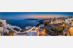 Panoramabild abends in Oia Santorini Griechenland
