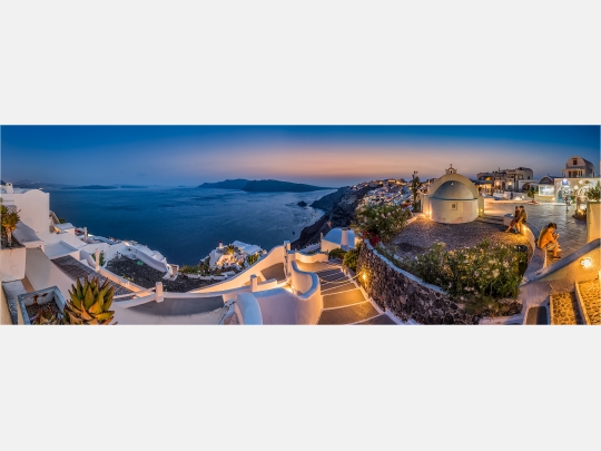 Panoramabild abends in Oia Santorini Griechenland