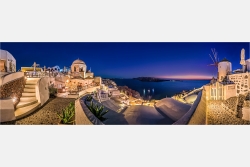 Panoramafoto Nachts in Oia Santorini Griechenland