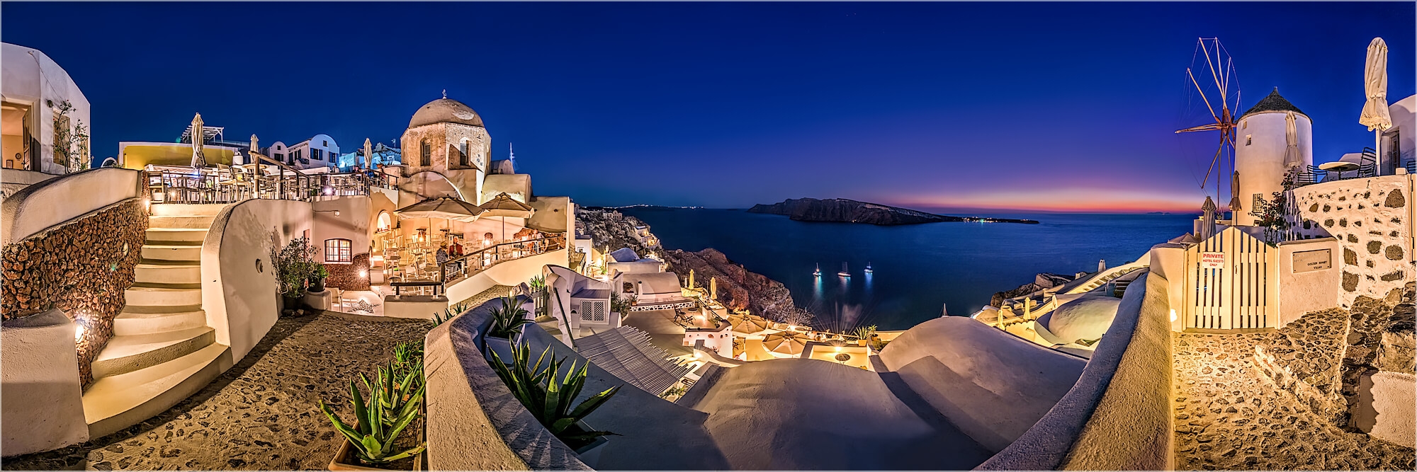 Panoramafoto Nachts in Oia Santorini Griechenland