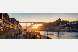 Panoramabild Sonnenaufgang Dom Luis Brücke Porto Portugal