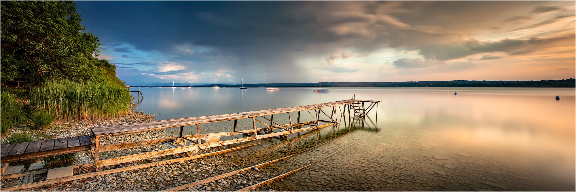 Panoramafoto nachmittags am Ammersee in Bayern
