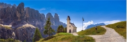 Panoramafoto Dolomiten Kapelle am Val Gardena Pass