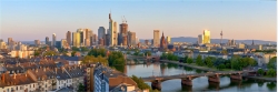 Panoramafoto Skyline von Frankfurt im Sonnenaufgang