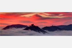 Panoramafoto Pfalz Burg Trifels im Sonnenutergang