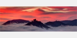 Panoramafoto Pfalz Burg Trifels im Sonnenutergang
