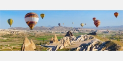 Panoramafoto Türkei Landschaft mit Ballone in Kappadokien