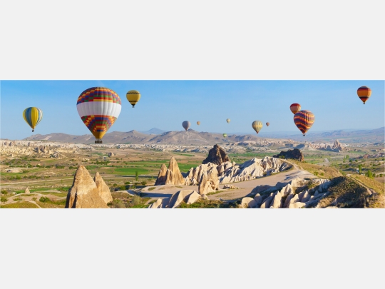Panoramafoto Türkei Landschaft mit Ballone in Kappadokien