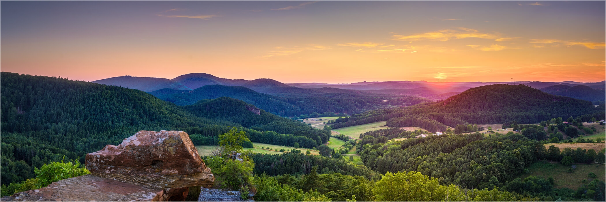Panoramafoto Sonnenuntergang über den Wäldern der Pfalz