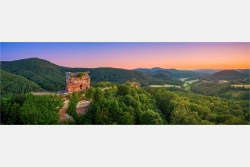Panoramafoto Pfalz Burg Drachenfels im Abendlicht