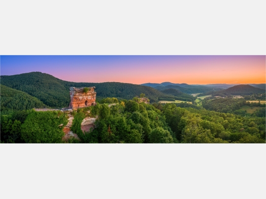 Panoramafoto Pfalz Burg Drachenfels im Abendlicht