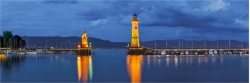 Panoramafoto  Abends im Hafen von Lindau Bodensee