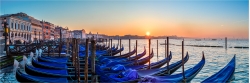 Panoramafoto  Venedig Sonnenaufgang über den Gondeln