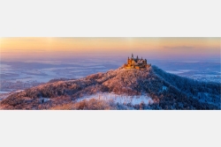 Panoramafoto  Die winterliche Hohenzollernburg im spätem Licht