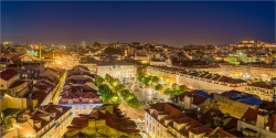 Panoramabild  Nächtlicher Blick auf die Altstadt von Lissabon Portugal