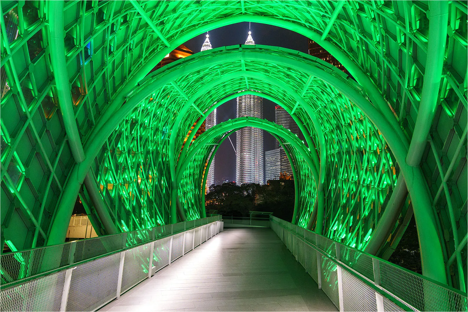 Wanddeko Saloma Bridge Grün mit Petronas Towers als Wandbild Grösse (4:3) 105 x 70cm Ausführung LED Glas Küchenspiegel