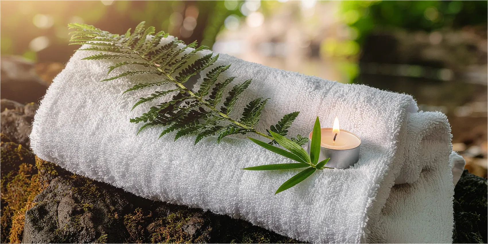 Leinwand Wellnessbild Kerze mit Farn auf Handtuch